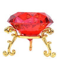 Vente d'usine Pujiang : Diamant décoratif en verre de cristal rouge de 50 mm le plus populaire avec base, souvenir de mariage, cadeau pour invités