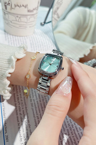 Reloj de Cuarzo Rectangular de Acero Inoxidable para Mujer con Esfera Color Menta y Detalles de Diamantes, Reloj Analógico Elegante y Moderno - Product Image 3