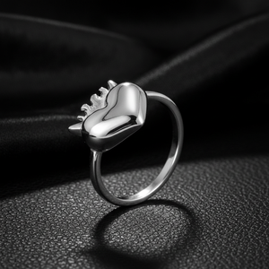 Bague unisexe en acier inoxydable 316, motif cœur couronne gothique, finition argentée polie, texture en relief 3D, design audacieux, sombre, romantique et punk - Product Image 1