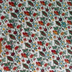 Tela de Algodón Peinado Tejida a Mano con Estampado Floral Blanco, Textil Indio Hecho a Mano para Vestidos de Niñas y Decoración del Hogar - Product Image 2