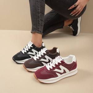 Zapatillas DE <span class=keywords><strong>TENIS</strong></span> retro para <span class=keywords><strong>mujer</strong></span> a precio de fábrica, zapatillas de deporte clásicas de cuero blanco, deportes vintage con cordones en la parte superior baja - Product Image 2