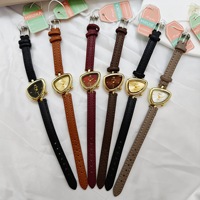 Nouvelle Montre Femme 2026 Style Triangle Irrégulier avec Bracelet en Cuir, Boîtier Doré Luxe Léger, Style Rétro Exquis