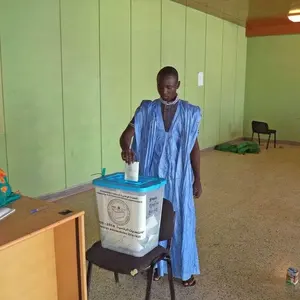 Urna de Votación de Plástico Transparente Cuadrada de 45L con Logotipo Personalizado para Campañas Electorales - Product Image 1