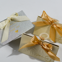 Benutzer definierte Logo-förmige Geschenk boxen High-End-Pyramide mit laser gravierten Mustern und Bändern für Feiern Matt Laminierung
