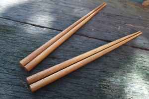 Palillos Chinos Clásicos de Madera con Acabado Liso, Utensilios de Comedor para una Comida Diaria Cómoda, Palillos Chinos de Madera Hechos a Mano - Product Image 3