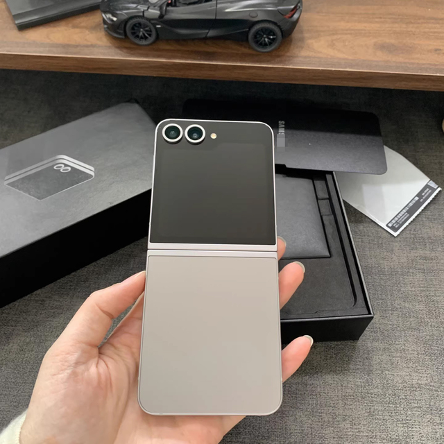 Z Flip 6 100% Original Foldable Design For 6 12gb Ram Factory Unlocked 5g Smartphone Used Mobile phones Cell 128 256 Flip 7