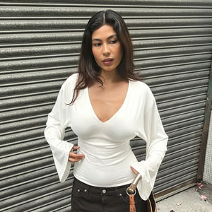 Camiseta de Mujer de Estilo Casual Minimalista Europeo-Americano, Cuello en V Profundo, Corte Regular, Color Sólido, Manga Corta Versátil Tipo Murciélago, Tejido de Punto - Product Image 6