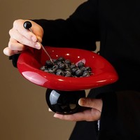 Plato de cerámica de alta gama, pequeño y exquisito, con patas altas, de lujo ligero, estilo retro, de gran valor, con drenaje, para frutas, aperitivos y frutos secos, para el hogar.