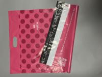 Sacs d'expédition en polyéthylène personnalisés à pois roses avec poignée découpée et fermeture auto-adhésive pour l'expédition de vêtements de boutique