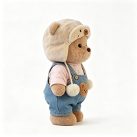 Peluche Ours Marron Adorable avec Chapeau de Trappeur et Salopette en Jean – Jouet en Peluche Doux et Tendance