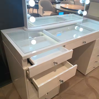 Table de maquillage en bois MDF recouverte de verre blanc avec peinture haute brillance et miroir éclairé pour le maquillage dans la chambre
