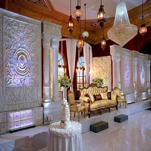 Escenario de Boda Estilo Hollywood, Decoración Elegante con Sofá Blanco y Cortinas Rojas para Ceremonia Occidental - Product Image 2