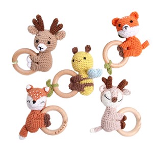 Set di 3 Sonagli a Forma di Ape per Neonati, <span class=keywords><strong>Regalo</strong></span> per Baby Shower, Set di Sonagli all'Uncinetto con Clip per <span class=keywords><strong>Ciuccio</strong></span> e Massaggiagengive in Legno Fatto a Mano - Product Image 1