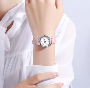Montre ronde à petit cadran pour femme, montre à quartz simple et élégante avec bracelet en cuir - Product Image 3