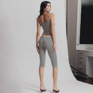 Completo due pezzi <span class=keywords><strong>da</strong></span> donna Y2K a pois: top corto con spalline sottili e pantaloni capri slim, outfit streetwear casual per tutti i giorni e le vacanze - Product Image 4