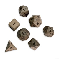 Vente en gros de jeu de dés D&D personnalisable en bois naturel sculpté, 7 pièces, 16 mm, emballage en boîte en velours/métal, fabrication artisanale, jeu pour adultes