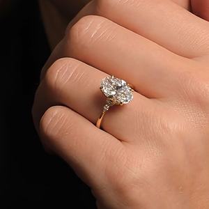 แหวนมอสซาไนต์ทรงรี VVS ทองคำขาว 10K สำหรับผู้หญิง แหวนเพชรเม็ดเดี่ยวสำหรับสัญญา งานแต่งงาน ครบรอบวันแต่งงาน - Product Image 4