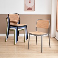 Chaises d'événement en plastique sans bras de rotin de PE de dos creux empilables de restaurant de café de jardin extérieur nordique