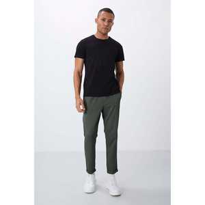 กางเกงวอร์มผู้ชายสีกากี เนื้อผ้ามีเท็กซ์เจอร์ เอวยางยืด ทรงมาตรฐาน สวมใส่สบาย ระบายอากาศได้ดี - Product Image 5