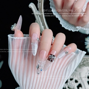 กล่องของขวัญเครื่องประดับตกแต่งเล็บแบบใหม่ สีแดงสด ประดับเพชรเมทัลลิก รูปทรงกรงเล็บ วัสดุอัลลอยด์ สำหรับตกแต่งเล็บ - Product Image 5