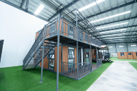 Maison conteneur extensible de 20 pieds à deux étages, aspect bois, double aile, maisonnette préfabriquée moderne pour location en resort ou Airbnb