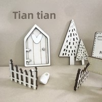 Ensemble de décorations pour maison de poupée miniature de style européen, avec chariot mignon, clôture, porte en bois et petite scène décorative avec petites chaussures hollandaises