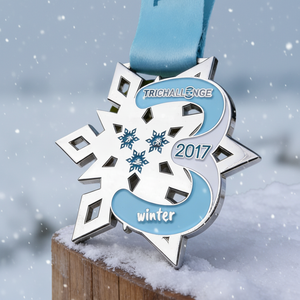 Medaglia Anticata Placcata Oro a Forma di Fiocco di Neve con Intarsio in Smalto - Premio TriChallenge Inverno 2026 per Eventi a Tema Musica e Amore - Product Image 2