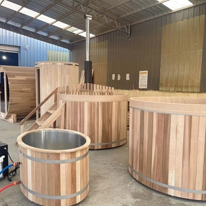 Bain à remous traditionnel en cèdre rouge, artisanal et durable, pour 4 personnes, avec chauffage au bois. - Product Image 2