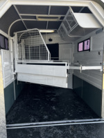 Remorque compacte pour 2 chevaux, remorquage par pare-chocs, 2HAL-4900, avec canapé et table de salon, chargement en angle pour club équestre