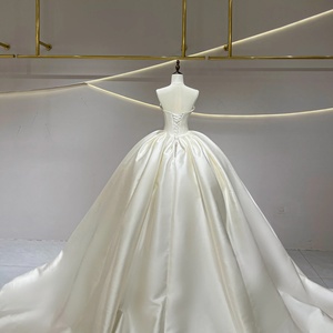 Vestido de Novia Moderno Minimalista JFH17 con Cola de Capilla, Apliques de Encaje Floral y Espalda con Cordones de Cristal - Product Image 4