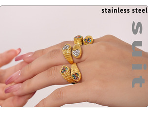 Anillo Abierto Ajustable de Acero Inoxidable con Baño de Oro PVD y Zirconia, Diseño Serpentine Doble Amor - Product Image 4