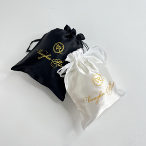 Bolsa de satén de lujo con cordón, logotipo dorado personalizado impreso, bolsa de satén blanca para empaque de joyería - Product Image 2