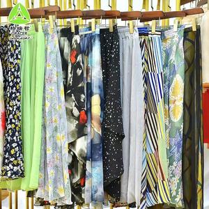 Gonne da donna abbigliamento usato Vintage balle spagna balle usate usate di seconda mano - Product Image 4