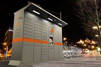 Système de casier intelligent extérieur étanche 24/7 avec auvent électronique, code QR et OTP pour livraison résidentielle moderne