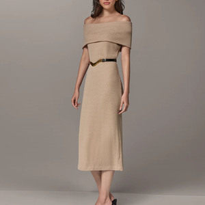 Elegante Vestido Midi de Punto con Hombros Descubiertos y Cinturón, Color Sólido, Lana y Nailon, Estilo Otoñal, Ropa de Mujer - Product Image 1