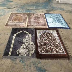 Alfombra de Oración Musulmana de Franela de Poliéster 70x110cm, Hecha a Máquina, con Base de Goma Antideslizante, Patrón Gran Medalla, Terciopelo Liso, Zhejiang - Product Image 1