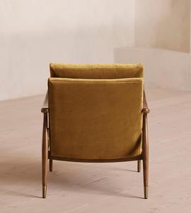 Conjunto de Sillones de Madera Maciza Estilo Mid-Century Personalizado, Sillón con Tapicería Bouclé y Otomana, Detalles Metálicos en Tono Latón para Sala de Estar - Product Image 5