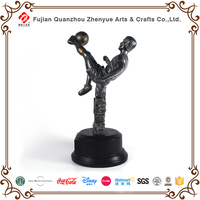Trophées personnalisés en résine artificielle joueur d'événement sportif de football MVP pour décoration de bureau et cadeau