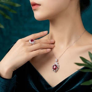 FYXL1119 Elegante, exquisito y lujoso colgante de plumas color sangre de paloma - Product Image 1