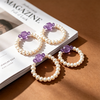 Elastischer Ring mit weißen Zuckerwürfel-Kristallen und natürlichen Süßwasser-Kartoffelperlen der AA-Qualität – Trendiges, vielseitiges Accessoire für den Alltag und Pendeln