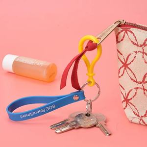 สายคล้องกุญแจยาง PVC ราคาถูก พิมพ์โลโก้ตามสั่ง ผลิตโดยผู้ผลิตโดยตรง พร้อมบริการสลักตัวอักษรแบรนด์ OEM บนสายรัดข้อมือ - Product Image 4