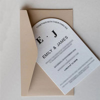 Carte d'invitation de mariage de luxe en papier avec lettres imprimées en relief dorées personnalisées et enveloppe