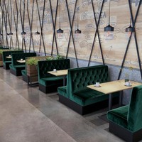 Ensemble de meubles personnalisés pour café-restaurant, banquette en tissu vert capitonnée