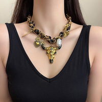 Collier avec pendentif tête de taureau en soie rétro au design exagéré pour femmes