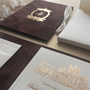 Invitaciones de Boda de Lujo en Papel de Algodón con Monograma Dorado en Relieve, con Funda de Terciopelo Color Chocolate Marrón y Sobre - Product Image 2