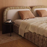 Lit double moderne de style designer en tissu de coton et lin italien minimaliste, 1,8 m, arqué, sur pieds, confortable, en bois de pin