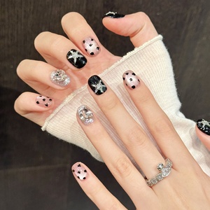 Vente en gros de faux ongles pour femmes, noirs et roses, ovales, avec paillettes, étoiles 3D, strass, motif cœur, pour un style Y2K grunge chic - Product Image 1