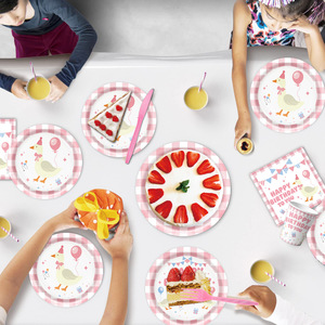 <span class=keywords><strong>Set</strong></span> di Stoviglie per Festa 'Pink <span class=keywords><strong>Stupid</strong></span> Goose' - Piatto, Bicchiere, Tovaglia e <span class=keywords><strong>Set</strong></span> Decorativo per Compleanno '<span class=keywords><strong>Stupid</strong></span> Goose' - Product Image 6