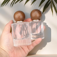 Vente en gros de flacons de parfum en verre à fond épais cylindriques de 30/50/100 ml, transparents avec couvercle en bois/hêtre et pulvérisateur en aluminium