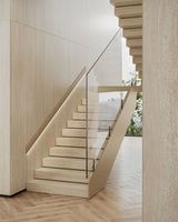 Escalier moderne minimaliste avec montants ouverts et garde-corps en verre pour appartement loft